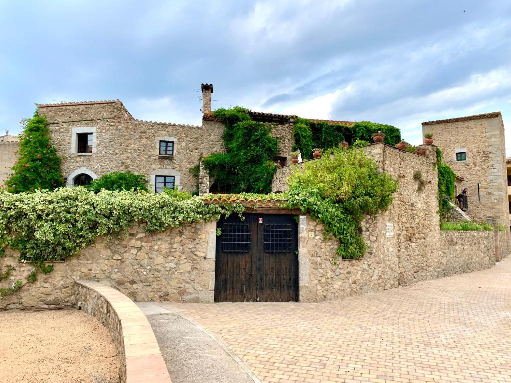 ELS RACONS DEL FORT Castle in wine territory, Capmany ...