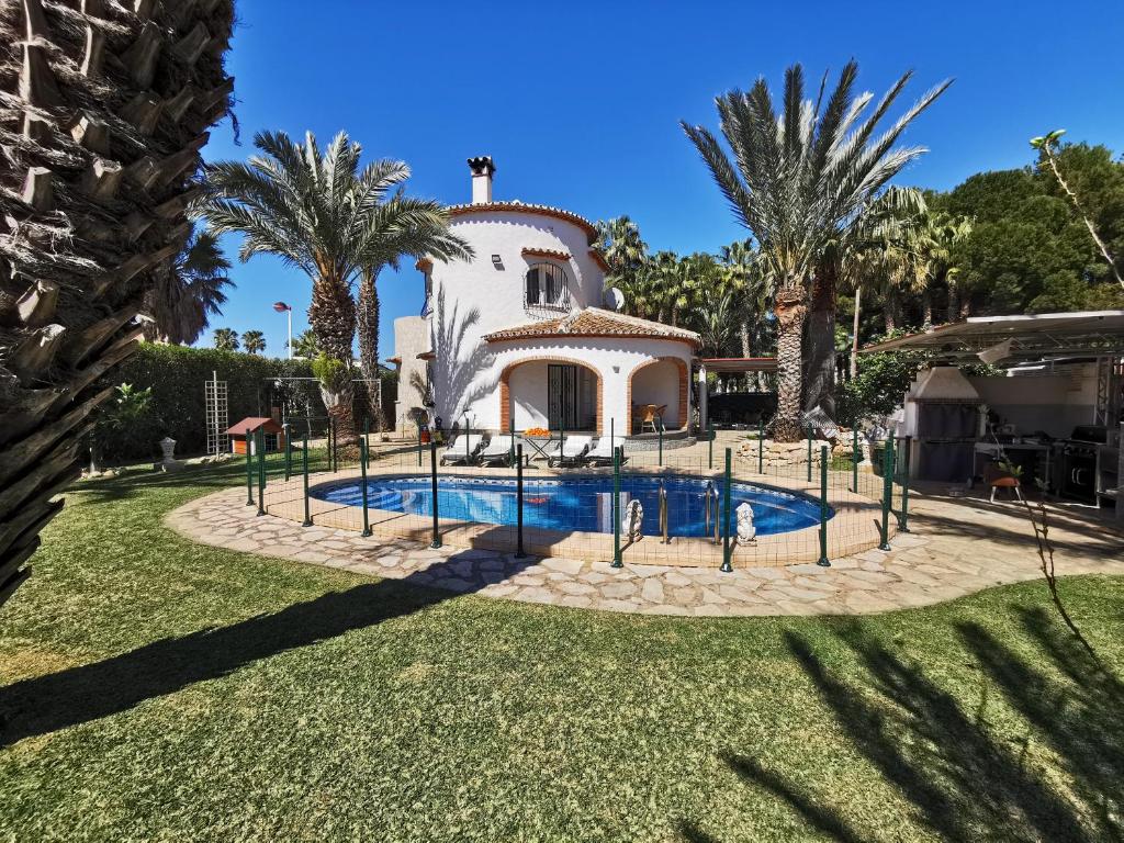 a villa with a swimming pool in front of a house at Villa Helene in Miraflor