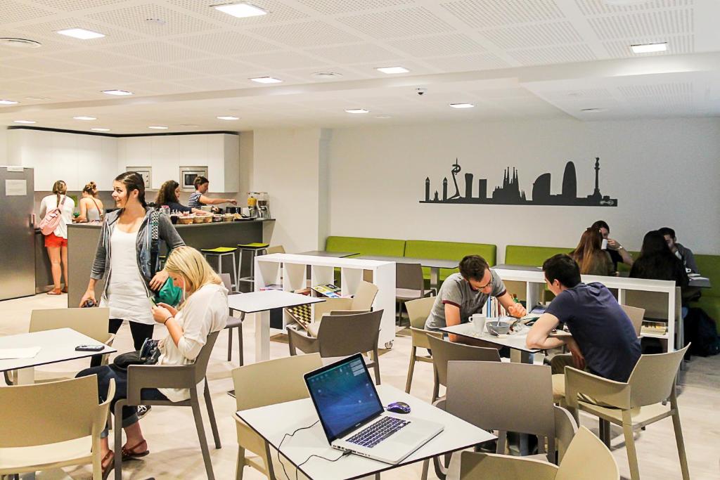 un groupe de personnes assises à table dans un restaurant dans l'établissement Room018BCN, à Barcelone