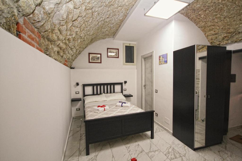 sypialnia z łóżkiem z dwoma butami w obiekcie Il Rifugio 21 w mieście Pozzuoli