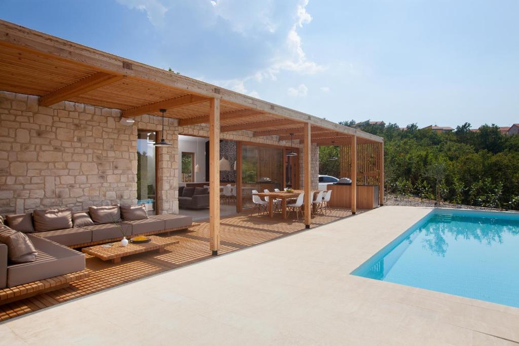 una casa con piscina e patio di Villa Olea a Klimno