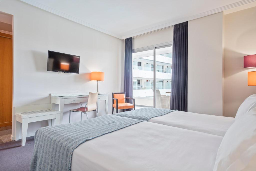 Postel nebo postele na pokoji v ubytování Hotel Balneario Playa de Comarruga