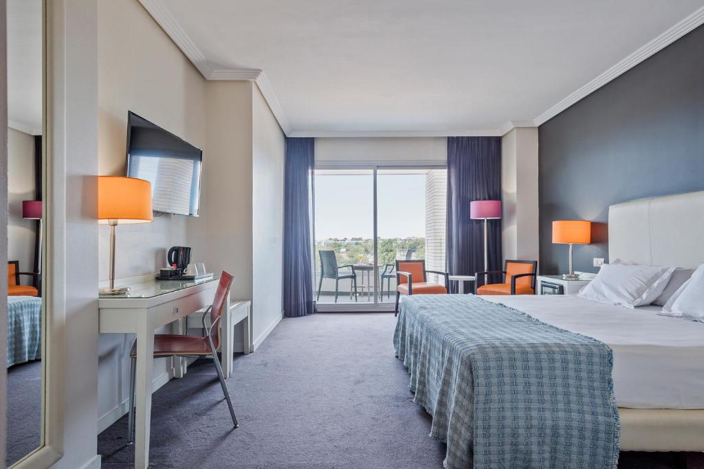 Postel nebo postele na pokoji v ubytování Hotel Balneario Playa de Comarruga