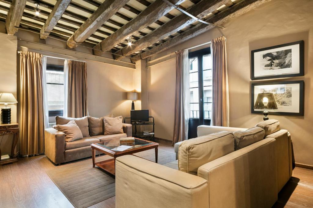 sala de estar con sofá y mesa en Stay U-nique Apartments Pou, en Barcelona
