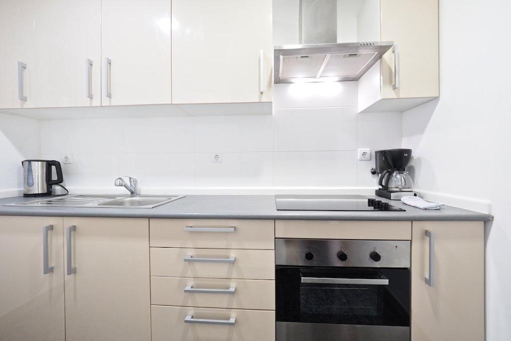 Kuchyňa alebo kuchynka v ubytovaní Stay U-nique Apartments Tapioles