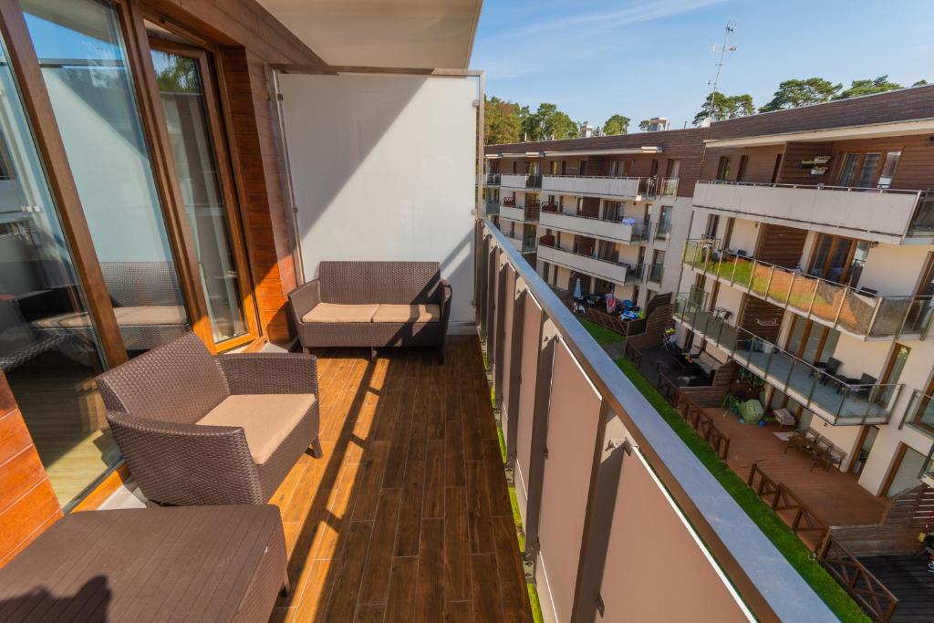 Balkón nebo terasa v ubytování APARTAMENTY MIERZEJA - STEGNA PARK STUDIO, 500 m od plaży