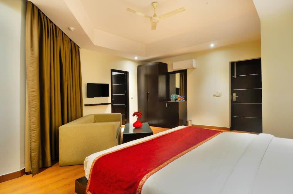 Postel nebo postele na pokoji v ubytování Zenith Hotel - Delhi Airport
