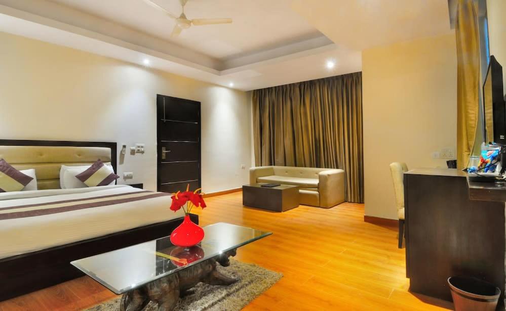 Postel nebo postele na pokoji v ubytování Zenith Hotel - Delhi Airport