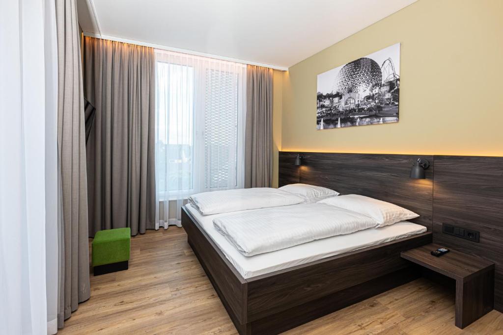 Postel nebo postele na pokoji v ubytování Hotel am Park