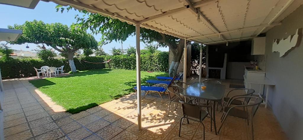 Vonkajšia záhrada v ubytovaní Petrakis Afrathias garden house
