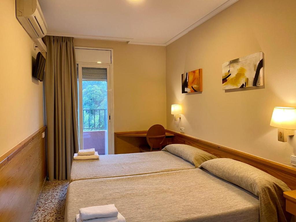 Postel nebo postele na pokoji v ubytování HOSTAL GALICIA CARDEDEU
