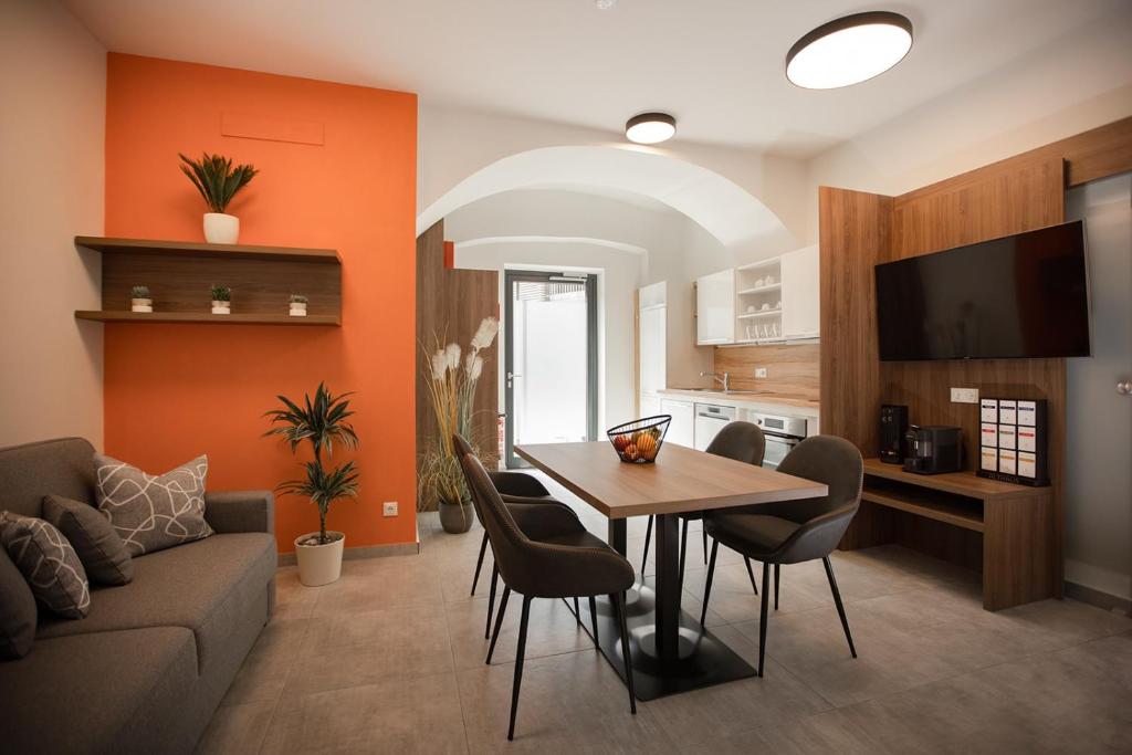 - un salon avec un canapé, une table et des chaises dans l'établissement Hochnegger Apartments, à Eibiswald
