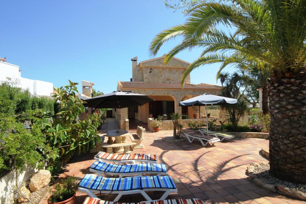 A garden outside Riumar "Pedro", 270m to beach, private pool, On-Site-Service, dog beach