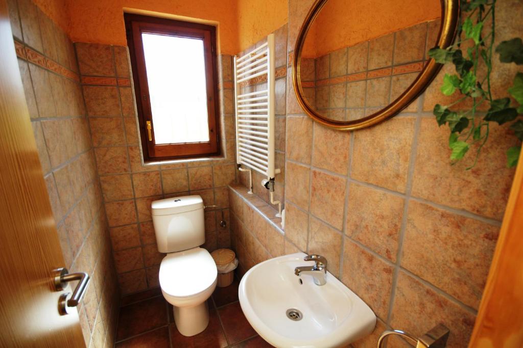A bathroom at Riumar "Pedro", 270m to beach, private pool, On-Site-Service, dog beach