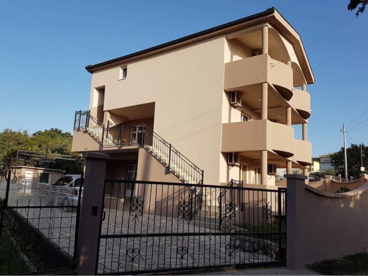 Budova, kde se apartmán nachází