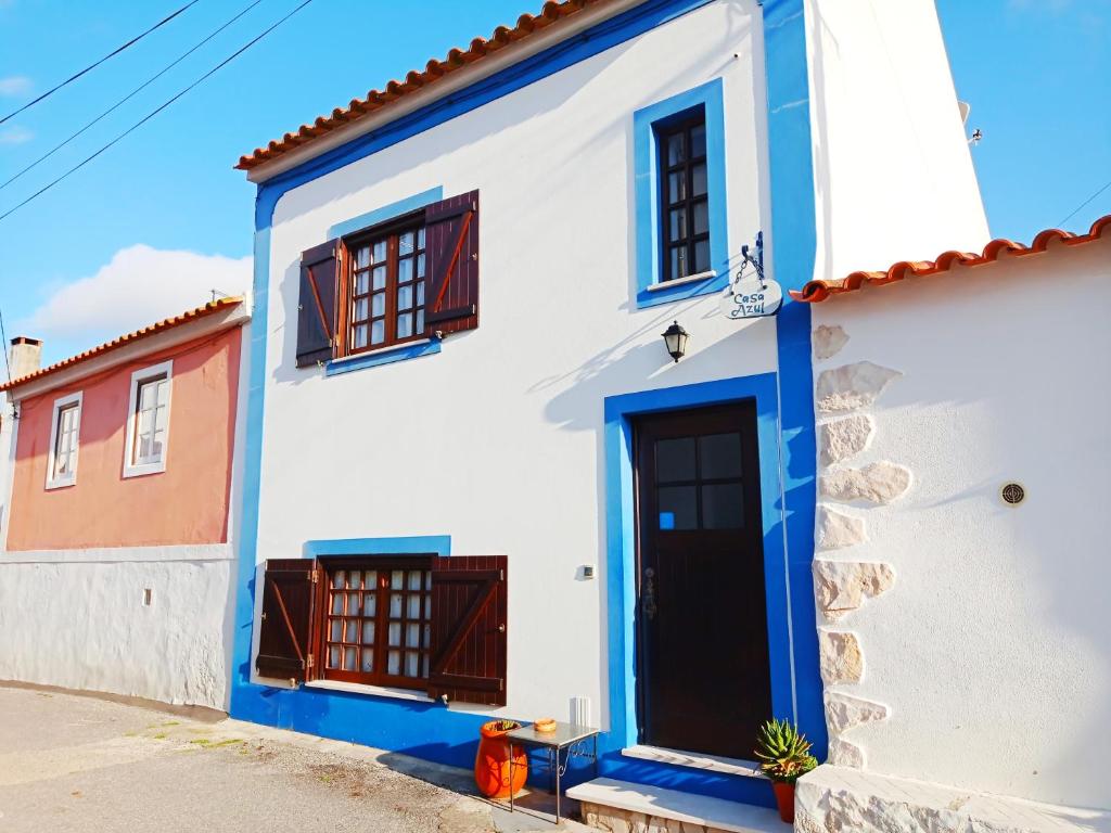 オビドスにあるCasa Azulの青の扉のある白と青の家