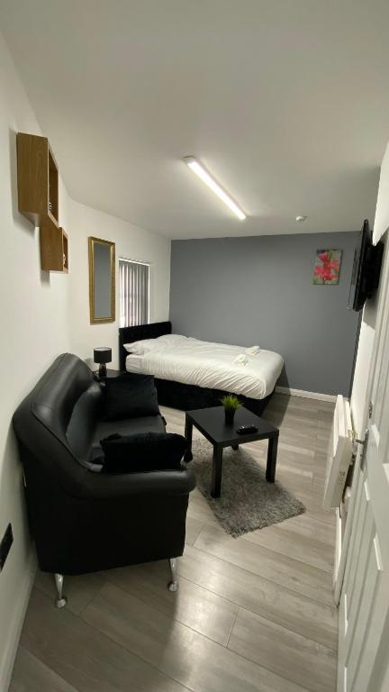uma sala de estar com um sofá e uma cama em Bvapartments-Queensgate em Huddersfield