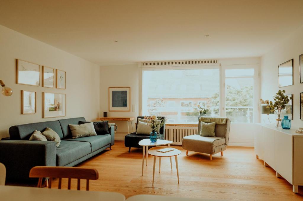 a living room with a couch and a table at Am Alsterpark in Hamburg