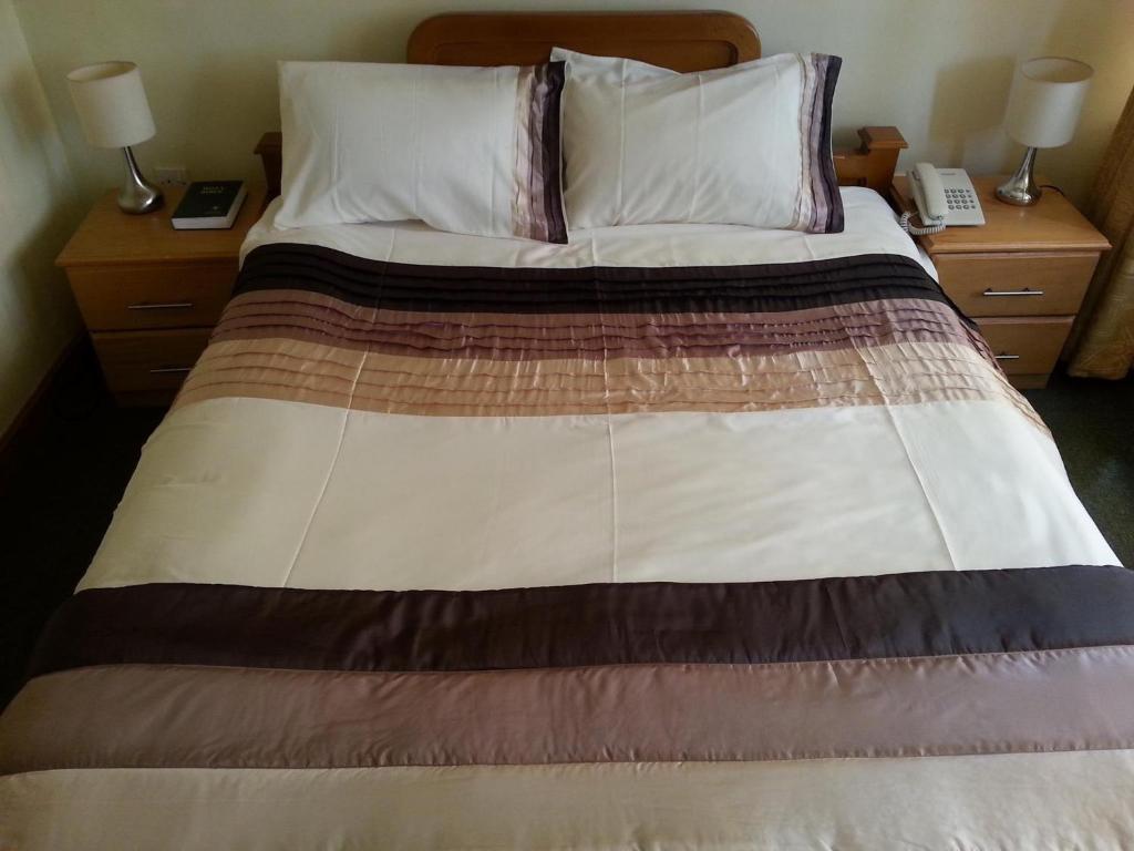 Postel nebo postele na pokoji v ubytování Crown Suites Ltd Mbale