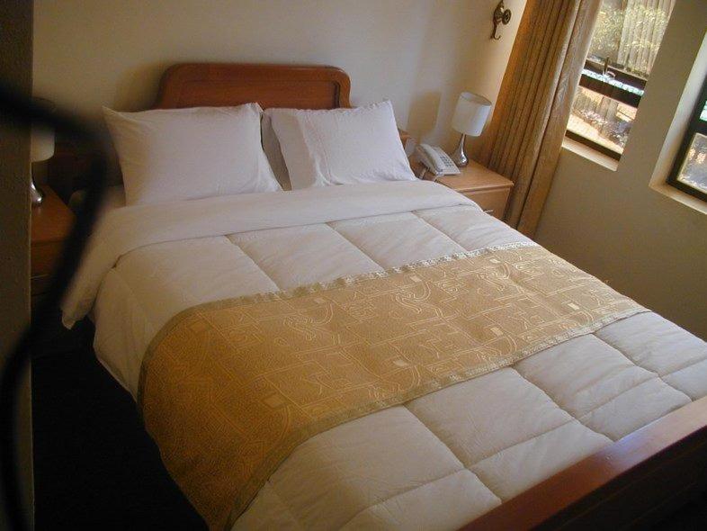 Postel nebo postele na pokoji v ubytování Crown Suites Ltd Mbale