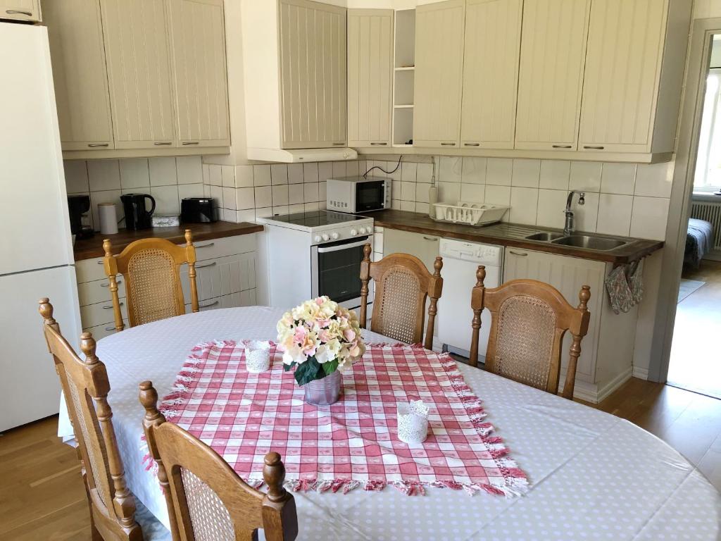Egen lägenhet i 2-familjshus på landet. - Casa De Dos Dormitorios