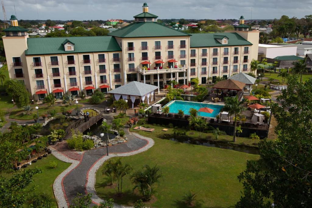 帕拉馬里博的住宿－皇家托拉里卡酒店，享有度假村的空中景致