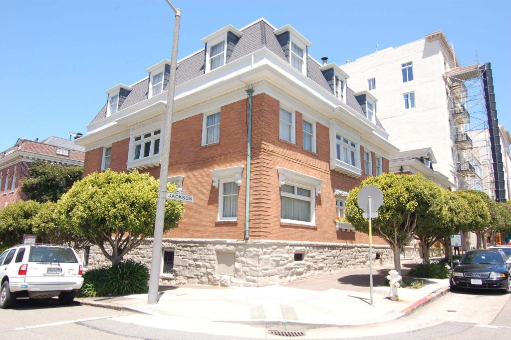 un gran edificio de ladrillo rojo en una calle de la ciudad en Jackson Court en San Francisco