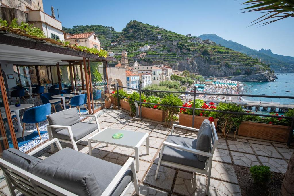 balcón con sillas y vistas al agua en Palazzo Vingius, en Minori