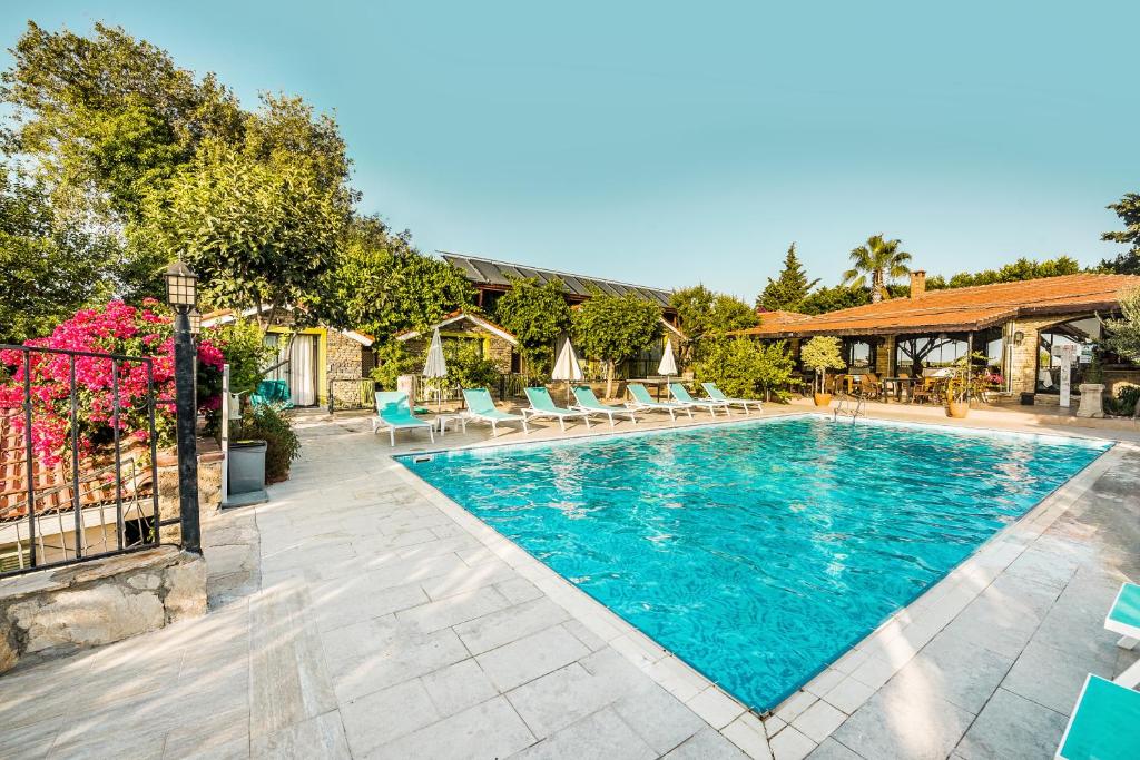 Bazén v ubytování Leda Beach Hotel nebo v jeho okolí
