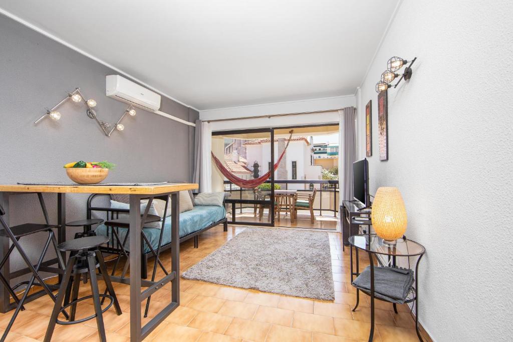 cocina y sala de estar con mesa y sillas en Caparica Luxury Apartment by HOST-POINT, en Costa da Caparica