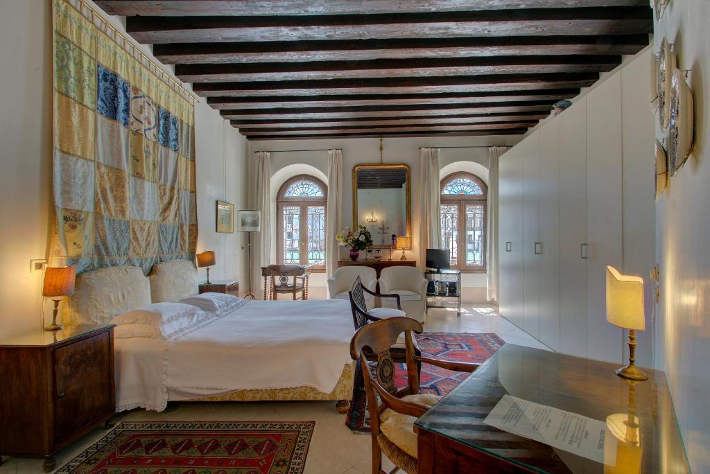 A bed or beds in a room at TRIBUNO Grand Canal