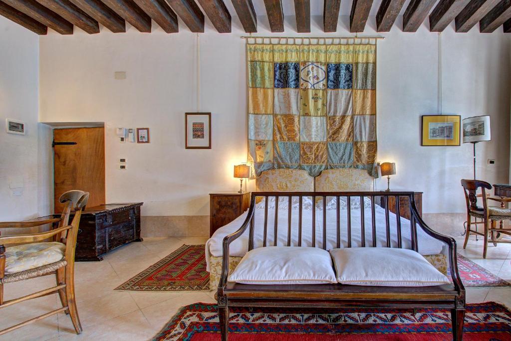 A bed or beds in a room at TRIBUNO Grand Canal
