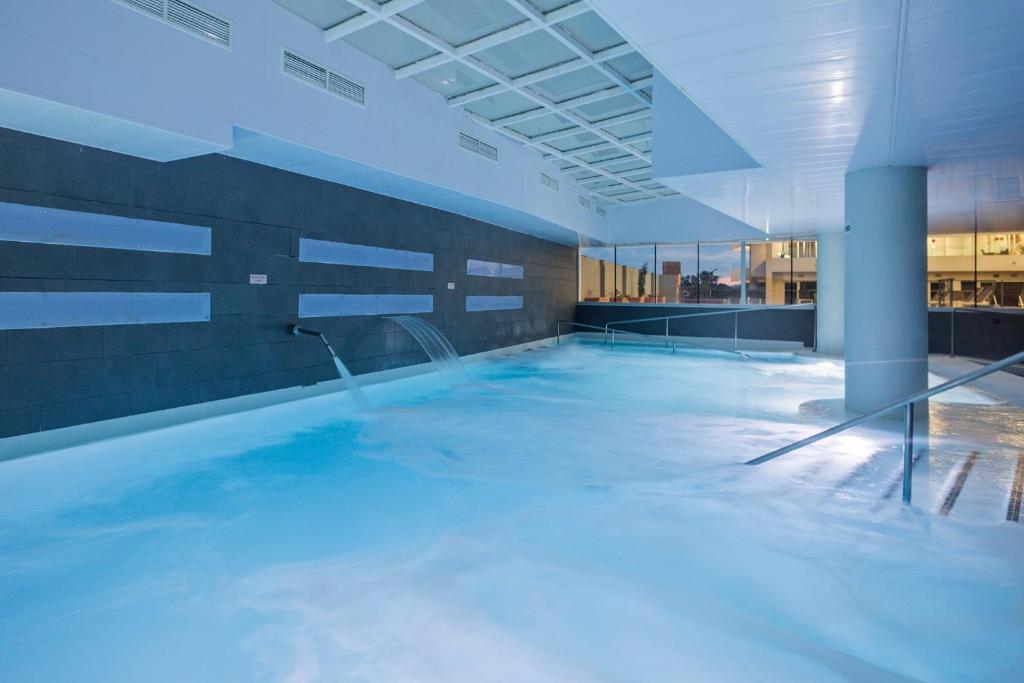 Bazén v ubytování Hotel Balneario Playa de Comarruga nebo v jeho okolí