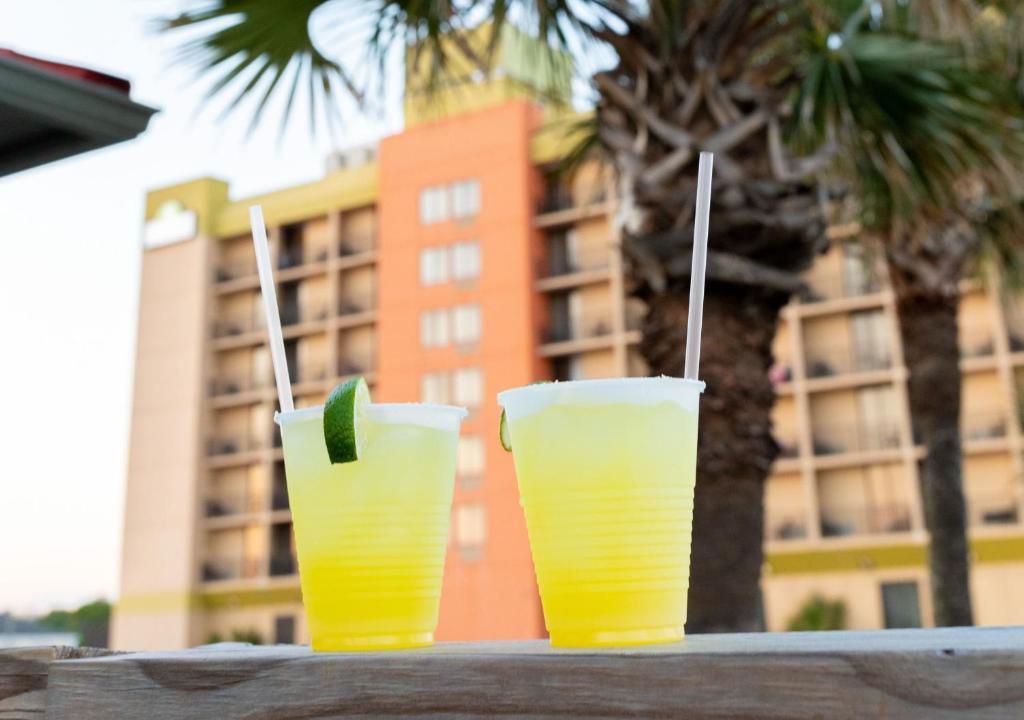 Minuman di Surfside Beach Oceanfront Hotel