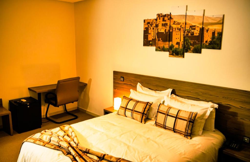 Un pat sau paturi într-o cameră la EL MOUSSAFIR HOTEL