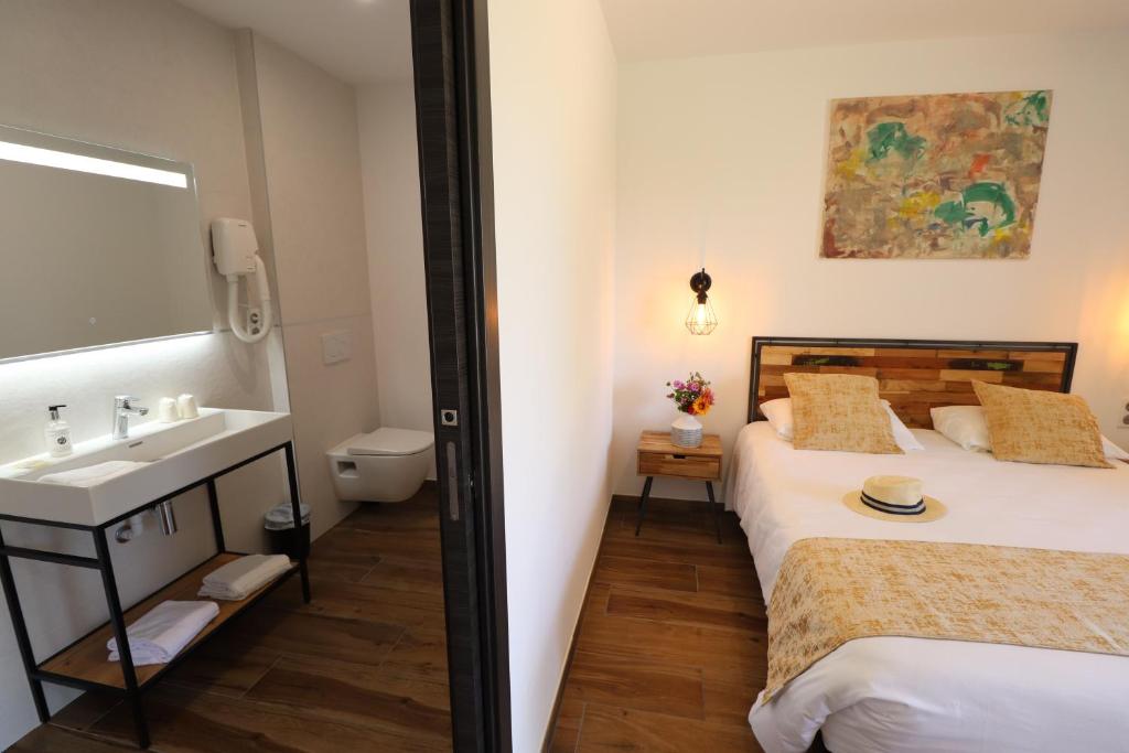 Postel nebo postele na pokoji v ubytování Hôtel Padolo