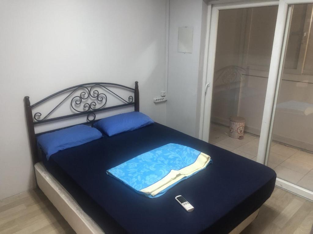 een slaapkamer met een bed met een mobiele telefoon erop bij AVRUPA APART HOSTEL in Seyhan