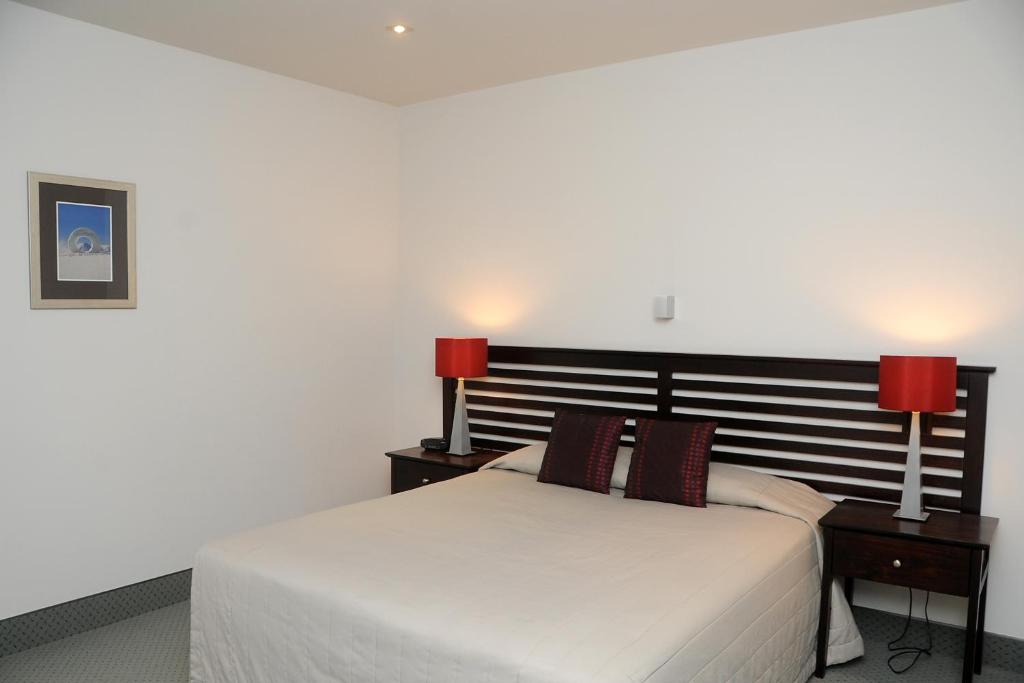 Postel nebo postele na pokoji v ubytování Emerald Hotel