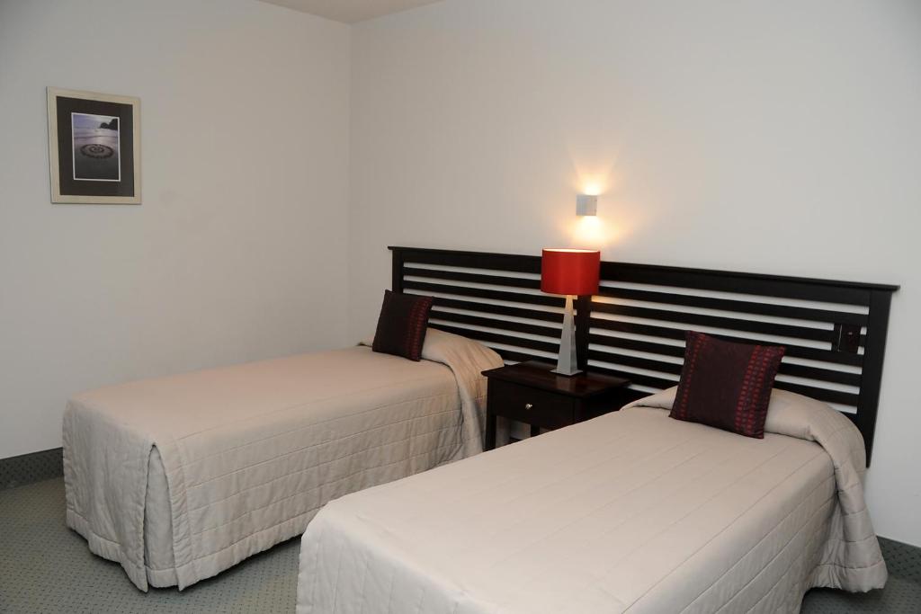 Postel nebo postele na pokoji v ubytování Emerald Hotel