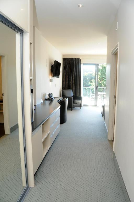 TV a/nebo společenská místnost v ubytování Emerald Hotel