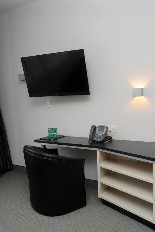 TV a/nebo společenská místnost v ubytování Emerald Hotel
