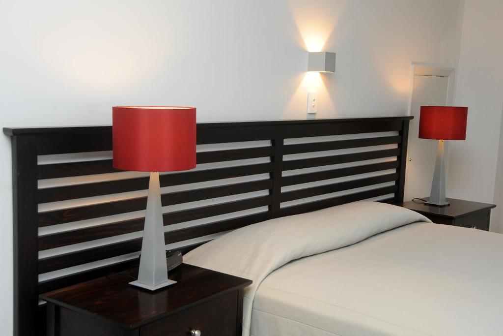 Postel nebo postele na pokoji v ubytování Emerald Hotel