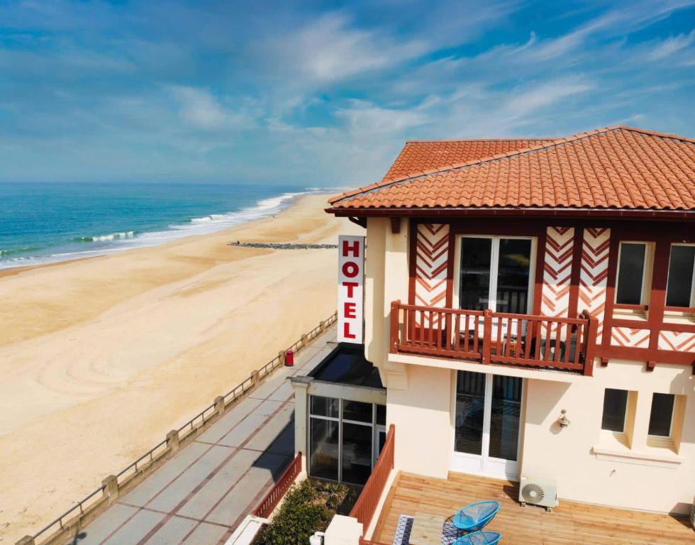 オスゴールにあるHôtel de La Plageのビーチの景色を望むホテル