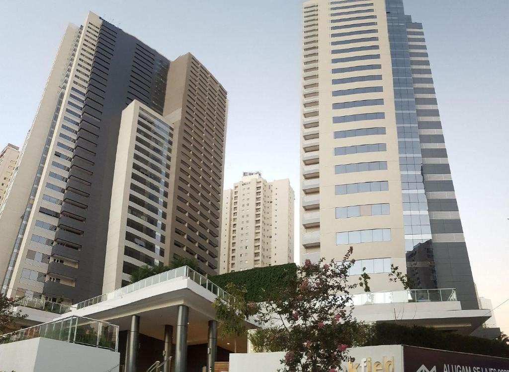 a group of tall buildings in a city at Maior espaço no Brookfield Towers Jardim Goias in Goiânia
