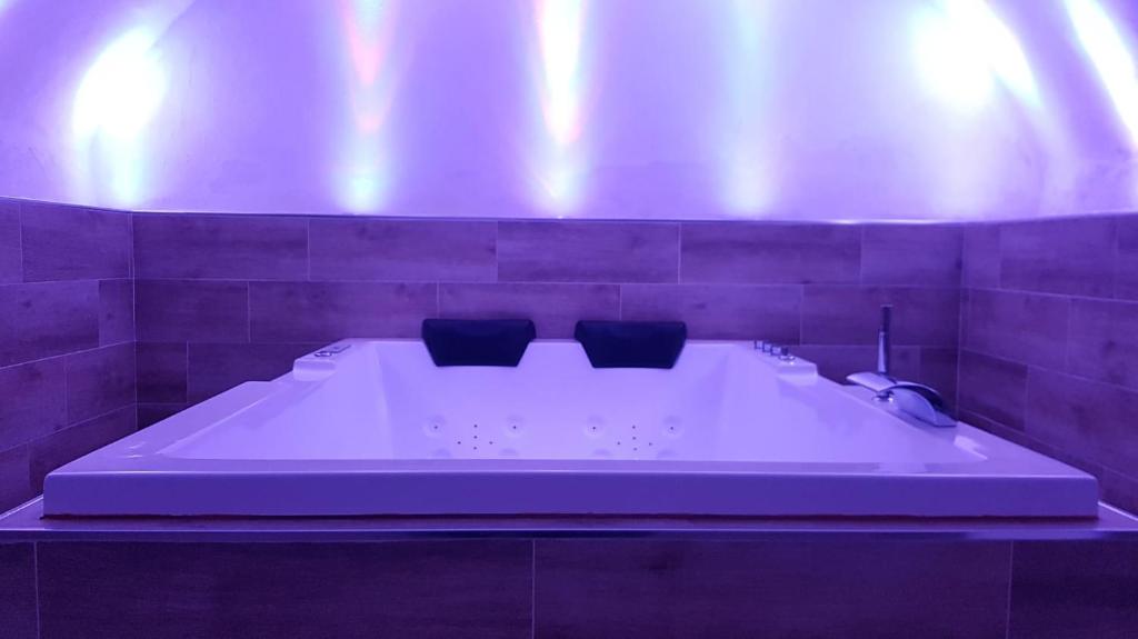 a white bath tub with two chairs in it at La casita de Fuente Obejuna in Fuente Obejuna