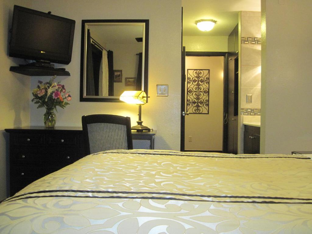 The North Shore Inn - Deluxe Queen Room - Pet Friendly