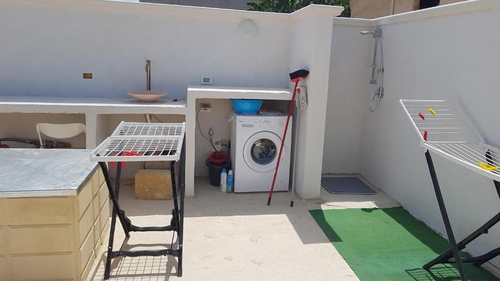 een wasruimte met een wasmachine en een wasmachine bij Casa Aranci@verde in Marsala