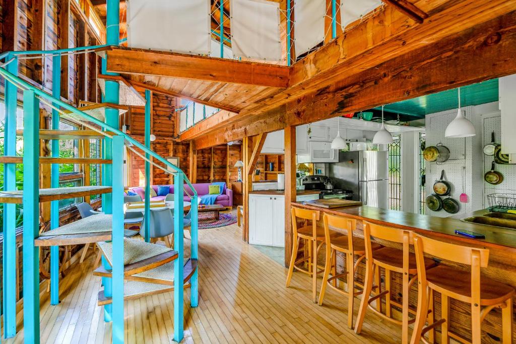 uma cozinha e sala de jantar com uma escada azul numa casa em Pura Vida em Ocean Bay Park