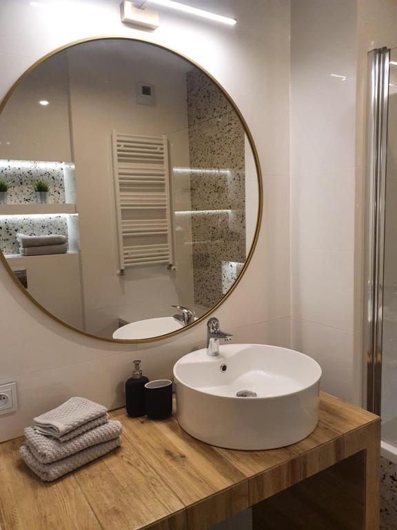 Kúpeľňa v ubytovaní Apartamenty Ceglana Park -parking w hali garażowej- piękne nowe osiedle
