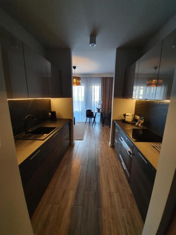 Kuchyňa alebo kuchynka v ubytovaní Apartamenty Ceglana Park -parking w hali garażowej- piękne nowe osiedle